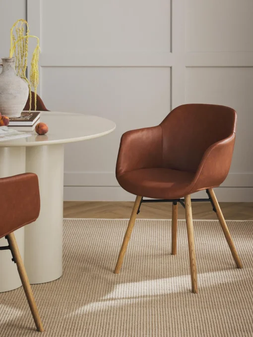 Silla Con Reposabrazos Pequena De Cuero Sintetico Fiji