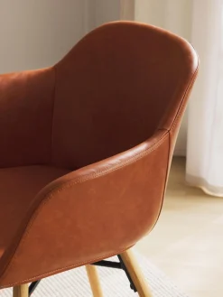 Silla Con Reposabrazos Pequena De Cuero Sintetico Fiji