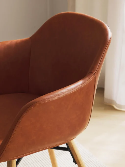 Silla Con Reposabrazos Pequena De Cuero Sintetico Fiji
